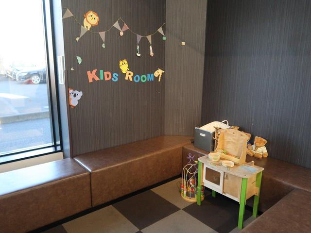 大きなキッズスペースも完備！小さなお子様連れでも、ゆっくりとお車探しをお楽しみいただけます。