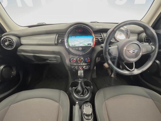 ＭＩＮＩ クーパーＤ　５ドア　ペッパーＰＫＧ　タイムレススタイル　ＬＥＤヘッドランプ／ＬＥＤフォグランプ　純正ナビ　Ｂｌｕｅｔｏｏｔｈ接続　コンフォートアクセス　純正１６インチ１４本スポークＡＷ　オートライト　ＥＴＣ車載機（2枚目）