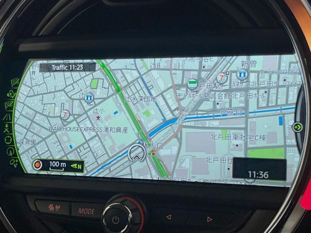 ＭＩＮＩ クーパーＤ　５ドア　ペッパーＰＫＧ　タイムレススタイル　ＬＥＤヘッドランプ／ＬＥＤフォグランプ　純正ナビ　Ｂｌｕｅｔｏｏｔｈ接続　コンフォートアクセス　純正１６インチ１４本スポークＡＷ　オートライト　ＥＴＣ車載機（4枚目）