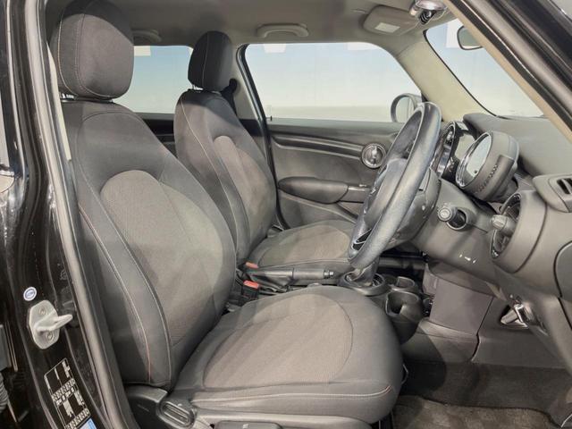 ＭＩＮＩ クーパーＤ　５ドア　ペッパーＰＫＧ　タイムレススタイル　ＬＥＤヘッドランプ／ＬＥＤフォグランプ　純正ナビ　Ｂｌｕｅｔｏｏｔｈ接続　コンフォートアクセス　純正１６インチ１４本スポークＡＷ　オートライト　ＥＴＣ車載機（10枚目）