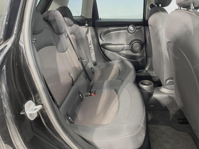 ＭＩＮＩ クーパーＤ　５ドア　ペッパーＰＫＧ　タイムレススタイル　ＬＥＤヘッドランプ／ＬＥＤフォグランプ　純正ナビ　Ｂｌｕｅｔｏｏｔｈ接続　コンフォートアクセス　純正１６インチ１４本スポークＡＷ　オートライト　ＥＴＣ車載機（11枚目）