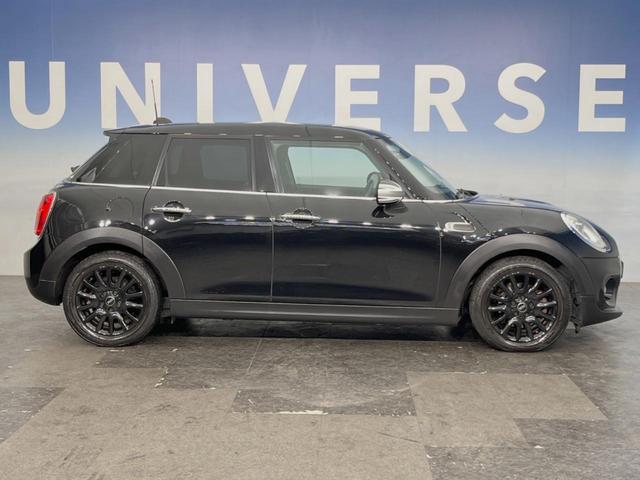 ＭＩＮＩ クーパーＤ　５ドア　ペッパーＰＫＧ　タイムレススタイル　ＬＥＤヘッドランプ／ＬＥＤフォグランプ　純正ナビ　Ｂｌｕｅｔｏｏｔｈ接続　コンフォートアクセス　純正１６インチ１４本スポークＡＷ　オートライト　ＥＴＣ車載機（16枚目）