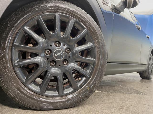 ＭＩＮＩ クーパーＤ　５ドア　ペッパーＰＫＧ　タイムレススタイル　ＬＥＤヘッドランプ／ＬＥＤフォグランプ　純正ナビ　Ｂｌｕｅｔｏｏｔｈ接続　コンフォートアクセス　純正１６インチ１４本スポークＡＷ　オートライト　ＥＴＣ車載機（18枚目）