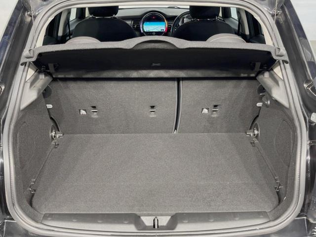 ＭＩＮＩ クーパーＤ　５ドア　ペッパーＰＫＧ　タイムレススタイル　ＬＥＤヘッドランプ／ＬＥＤフォグランプ　純正ナビ　Ｂｌｕｅｔｏｏｔｈ接続　コンフォートアクセス　純正１６インチ１４本スポークＡＷ　オートライト　ＥＴＣ車載機（19枚目）