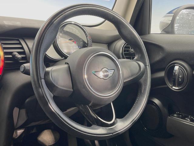 ＭＩＮＩ クーパーＤ　５ドア　ペッパーＰＫＧ　タイムレススタイル　ＬＥＤヘッドランプ／ＬＥＤフォグランプ　純正ナビ　Ｂｌｕｅｔｏｏｔｈ接続　コンフォートアクセス　純正１６インチ１４本スポークＡＷ　オートライト　ＥＴＣ車載機（20枚目）