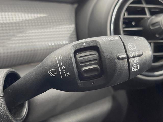 ＭＩＮＩ クーパーＤ　５ドア　ペッパーＰＫＧ　タイムレススタイル　ＬＥＤヘッドランプ／ＬＥＤフォグランプ　純正ナビ　Ｂｌｕｅｔｏｏｔｈ接続　コンフォートアクセス　純正１６インチ１４本スポークＡＷ　オートライト　ＥＴＣ車載機（23枚目）