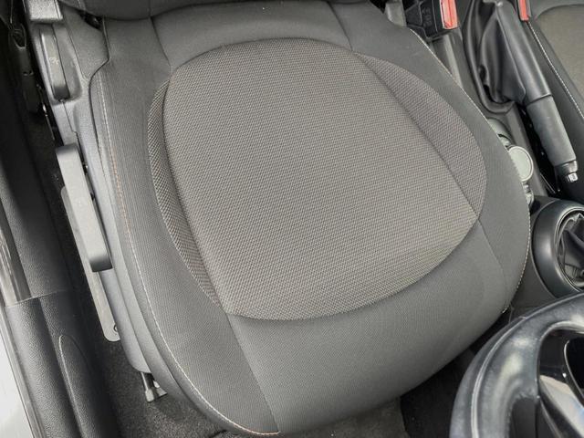 ＭＩＮＩ クーパーＤ　５ドア　ペッパーＰＫＧ　タイムレススタイル　ＬＥＤヘッドランプ／ＬＥＤフォグランプ　純正ナビ　Ｂｌｕｅｔｏｏｔｈ接続　コンフォートアクセス　純正１６インチ１４本スポークＡＷ　オートライト　ＥＴＣ車載機（24枚目）