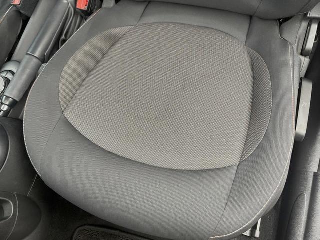 ＭＩＮＩ クーパーＤ　５ドア　ペッパーＰＫＧ　タイムレススタイル　ＬＥＤヘッドランプ／ＬＥＤフォグランプ　純正ナビ　Ｂｌｕｅｔｏｏｔｈ接続　コンフォートアクセス　純正１６インチ１４本スポークＡＷ　オートライト　ＥＴＣ車載機（25枚目）