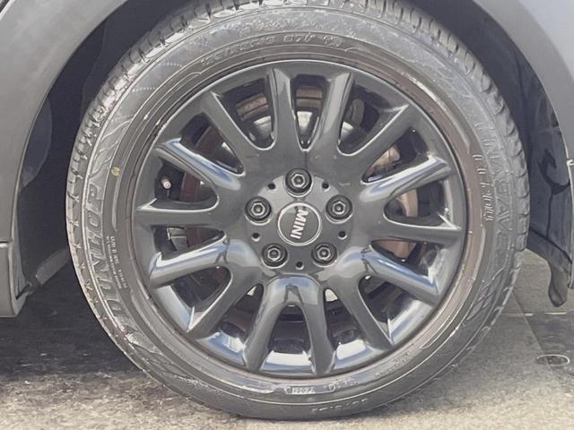 ＭＩＮＩ クーパーＤ　５ドア　ペッパーＰＫＧ　タイムレススタイル　ＬＥＤヘッドランプ／ＬＥＤフォグランプ　純正ナビ　Ｂｌｕｅｔｏｏｔｈ接続　コンフォートアクセス　純正１６インチ１４本スポークＡＷ　オートライト　ＥＴＣ車載機（28枚目）