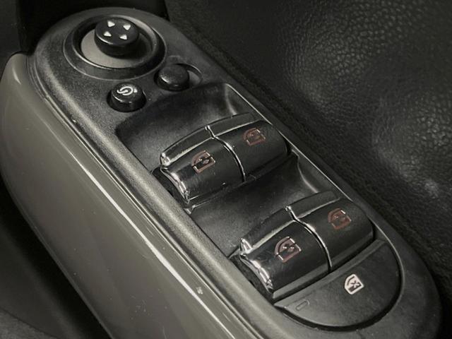 ＭＩＮＩ クーパーＤ　５ドア　ペッパーＰＫＧ　タイムレススタイル　ＬＥＤヘッドランプ／ＬＥＤフォグランプ　純正ナビ　Ｂｌｕｅｔｏｏｔｈ接続　コンフォートアクセス　純正１６インチ１４本スポークＡＷ　オートライト　ＥＴＣ車載機（34枚目）