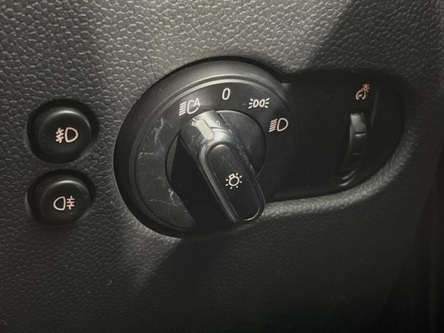 ＭＩＮＩ クーパーＤ　５ドア　ペッパーＰＫＧ　タイムレススタイル　ＬＥＤヘッドランプ／ＬＥＤフォグランプ　純正ナビ　Ｂｌｕｅｔｏｏｔｈ接続　コンフォートアクセス　純正１６インチ１４本スポークＡＷ　オートライト　ＥＴＣ車載機（35枚目）