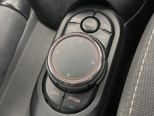 ＭＩＮＩ クーパーＤ　５ドア　ペッパーＰＫＧ　タイムレススタイル　ＬＥＤヘッドランプ／ＬＥＤフォグランプ　純正ナビ　Ｂｌｕｅｔｏｏｔｈ接続　コンフォートアクセス　純正１６インチ１４本スポークＡＷ　オートライト　ＥＴＣ車載機（38枚目）