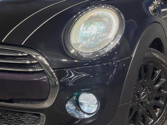 ＭＩＮＩ クーパーＤ　５ドア　ペッパーＰＫＧ　タイムレススタイル　ＬＥＤヘッドランプ／ＬＥＤフォグランプ　純正ナビ　Ｂｌｕｅｔｏｏｔｈ接続　コンフォートアクセス　純正１６インチ１４本スポークＡＷ　オートライト　ＥＴＣ車載機（42枚目）