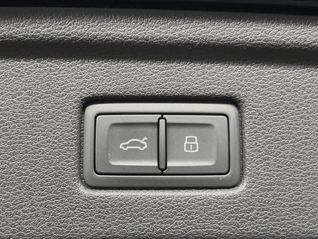 Ａ５スポーツバック ３５ＴＤＩ　Ｓライン　パークアシストＰＫＧ　アダプティブクルーズ　マトリクスＬＥＤライト　カープレイ　純正ナビ　３６０度カメラ　バーチャルコックピット　電動リアゲート　ハーフレザーシート　パワーシート　シートヒーター（8枚目）