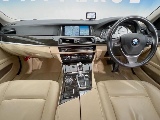 5シリーズ 523d ラグジュアリー アクティブクルーズコントロール 純正ナビ バックカメラ フルセグTV ベージュ革シート 前席シートヒーター/8WAYパワーシート コンフォートアクセス HIDヘッドランプ 18インチ15本スポークAW(2枚目)