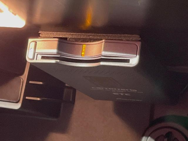 MINI ジョンクーパーワークス クロスオーバー カロッツェリア製HDDナビ バックカメラ フルセグTV CD/DVD再生 HIDヘッドランプ/オートライト 純正18インチAW オートエアコン ジョンクーパーワークスエンブレム入ステアリング ETC(8枚目)