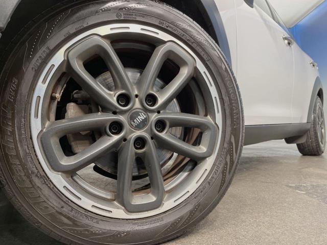 ＭＩＮＩ クーパーＳＤ　クロスオーバー　純正ナビ　バックカメラ　ＴＶ　Ｂｌｕｅｔｏｏｔｈ接続　ＣＤ／ＤＶＤ再生　純正１７インチＡＷ　ＨＩＤヘッドライト／ＬＥＤフォグランプ　ブラックファブリックシート　ミラー内蔵ＥＴＣ　禁煙車　ルーフレール（14枚目）