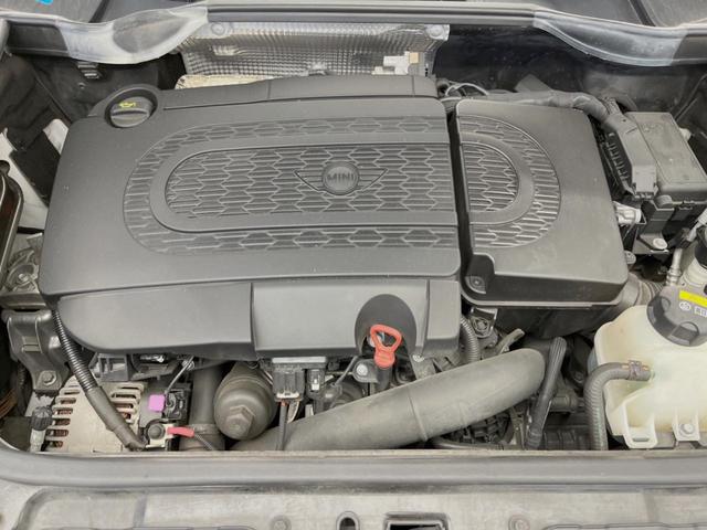 ＭＩＮＩ クーパーＳＤ　クロスオーバー　純正ナビ　バックカメラ　ＴＶ　Ｂｌｕｅｔｏｏｔｈ接続　ＣＤ／ＤＶＤ再生　純正１７インチＡＷ　ＨＩＤヘッドライト／ＬＥＤフォグランプ　ブラックファブリックシート　ミラー内蔵ＥＴＣ　禁煙車　ルーフレール（20枚目）