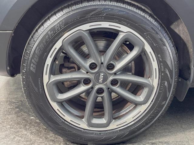 ＭＩＮＩ クーパーＳＤ　クロスオーバー　純正ナビ　バックカメラ　ＴＶ　Ｂｌｕｅｔｏｏｔｈ接続　ＣＤ／ＤＶＤ再生　純正１７インチＡＷ　ＨＩＤヘッドライト／ＬＥＤフォグランプ　ブラックファブリックシート　ミラー内蔵ＥＴＣ　禁煙車　ルーフレール（26枚目）