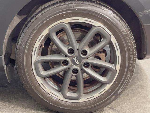 ＭＩＮＩ クーパーＳＤ　クロスオーバー　純正ナビ　バックカメラ　ＴＶ　Ｂｌｕｅｔｏｏｔｈ接続　ＣＤ／ＤＶＤ再生　純正１７インチＡＷ　ＨＩＤヘッドライト／ＬＥＤフォグランプ　ブラックファブリックシート　ミラー内蔵ＥＴＣ　禁煙車　ルーフレール（27枚目）