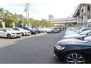 ●展示場とショールームには合計で約150台展示可能なスペースがございます。レクサス車&輸入車専門店として多くの在庫がございます