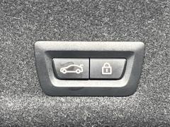 ●電動リアゲート：ワンタッチでリアゲートの開閉ができ、荷物などで両手が塞がっている状態でも簡単に開閉ができる便利機能です。 7