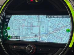 ●純正ナビ：一体感のあるナビは、高級感ある車内を演出してくれます。オーディオ機能も充実しておりますので、運転もより楽しめます♪ 5