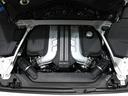W12 ツインターボエンジンからはハイパワーを出力します。