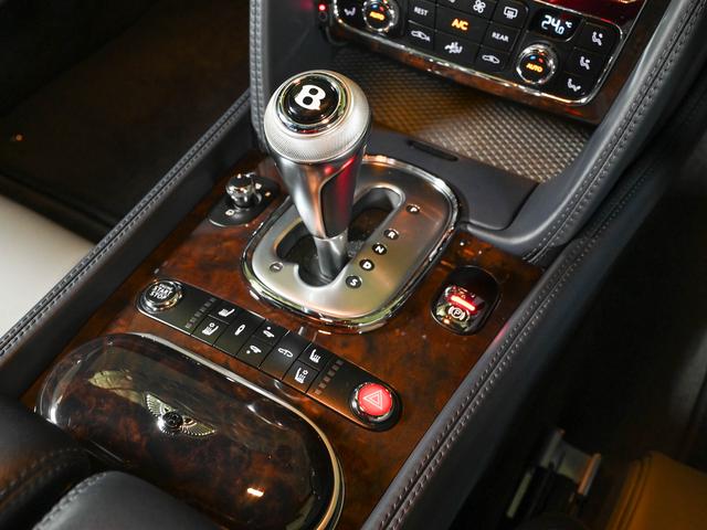 コンチネンタル ＧＴ　スピード　ダークステインバーウォールナット　（Ｖｅｎｅｅｒ）　フロントシートベンチレーション＆マッサージ機能　標準ブレーキレッドキャリパー　リヤビューカメラ（14枚目）