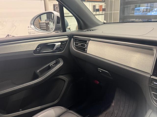 マカン マカン スポーツクロノパッケージ ・PASM・パワーステアリングプラス・19インチMacanSportホイール・シートヒーター・ポルシェエントリー&ドライブ・スポーツデザインドアミラー・14wayパワーシート(17枚目)