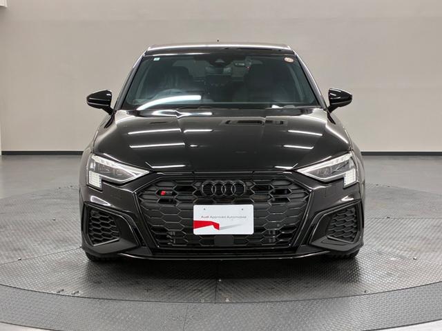 シャープなヘッドライトと存在感あるシングルフレームグリルが印象的なフロントマスク。低く構えたスタンスと強いグリルが、走りへの期待を高めます。