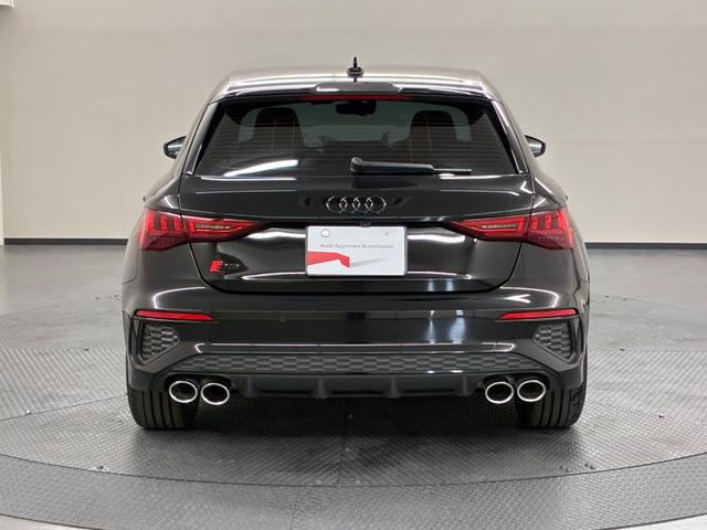 スッキリとシンプルにまとめられたテールデザインは、高級感を醸し出し一目でアウディと判ります。