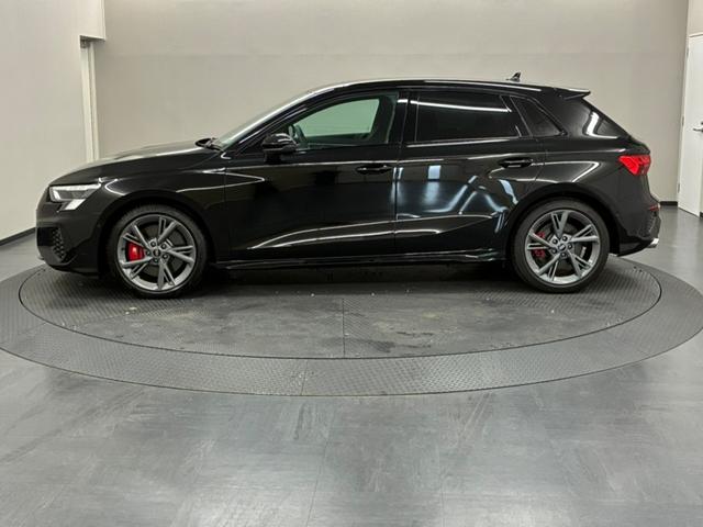 アスリートのような造形のボディでは、彫りの深いキャラクターラインや、張り出したブリスターフェンダーが内に秘めた力強さを強調します