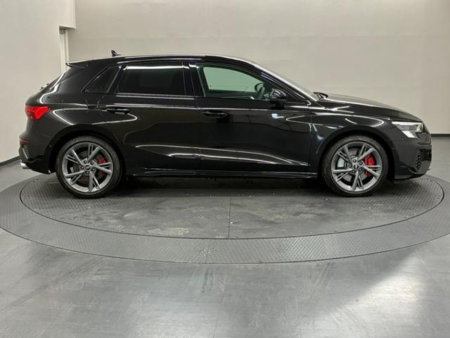 流れるようなルーフラインとシャープなキャラクターデザインが走りの躍動感を際立たせ、上質でスポーティーな印象を与えます。