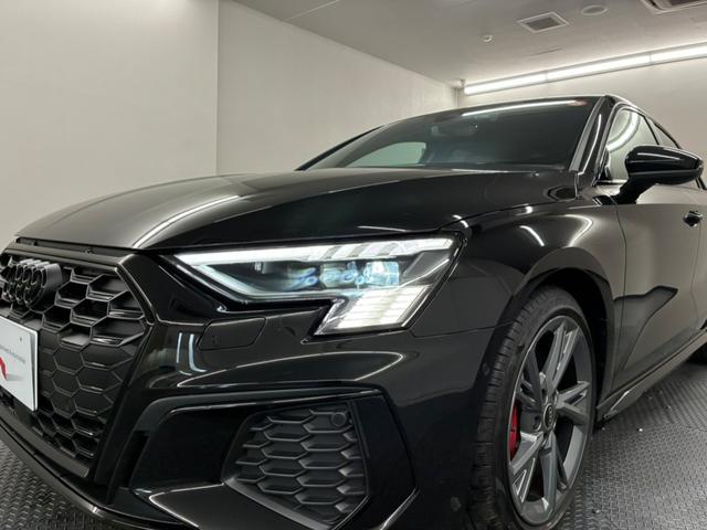 ウイング状のデイタイムランニングライトを備えるＬＥＤヘッドライト。昼光に近い照明によって進路を照らし、昼夜ともに目視しやすく視認性を高め安全性と快適性を向上させます。