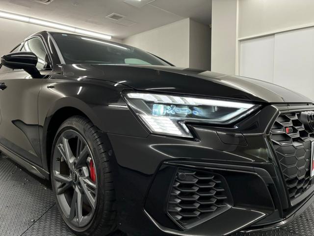 ウイング状のデイタイムランニングライトを備えるＬＥＤヘッドライト。昼光に近い照明によって進路を照らし、昼夜ともに目視しやすく視認性を高め安全性と快適性を向上させます。