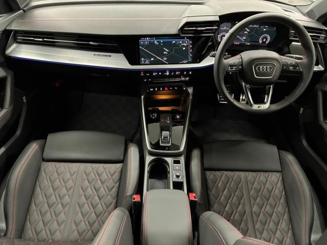 水平を基調としたダッシュボードの造形は、センターコンソールと分離することで軽やかさを、運転席と助手席を取り囲むラップアラウンドデザインによって開放的なゆとりを感じさせてくれます。