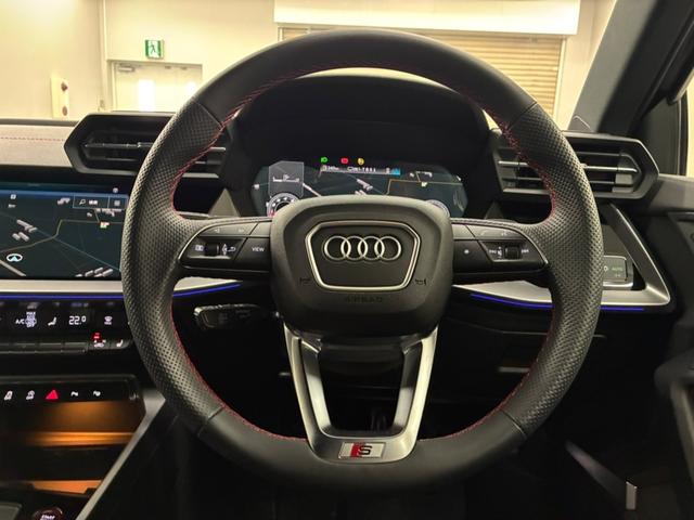 ３本スポークレザー巻きステアリング！一度握ると手を放したくなくなるような、手触りの良いステアリングです。