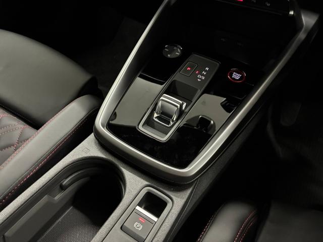 燃費向上とスポーティさを兼ね備えたＳトロニックミッション！操作性の良い手にフィットするシフトレバーです！