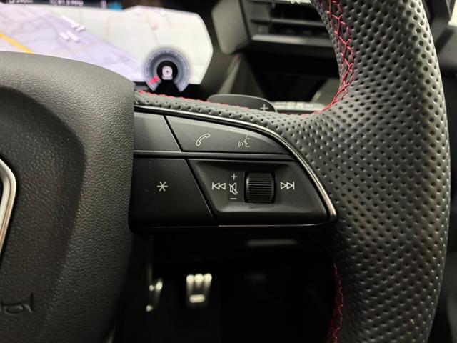 音量調整はステアリングスイッチ右側で変更できます。