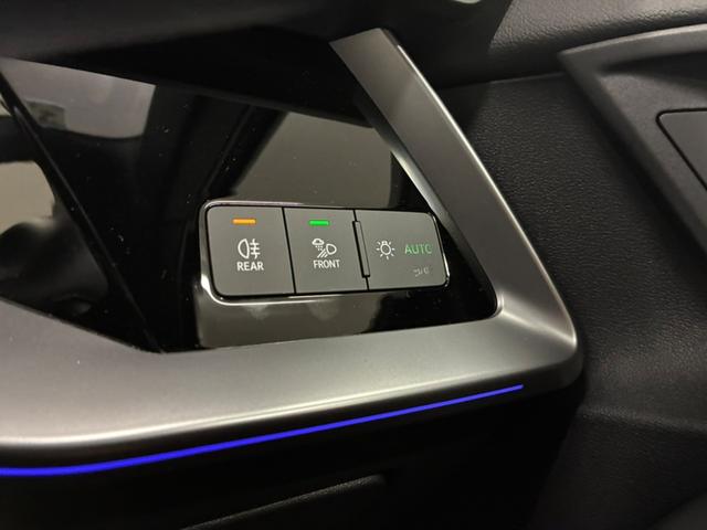 オートヘッドライト・オートハイビームを装着しています。周囲の明るさに応じて自動でライトの点灯をしてくれます。トンネルが続く高速走行時等にも便利な装備です。
