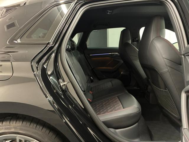 後部座席もレッグスペースが広く確保されておりますので、全員で快適なドライブをお約束します！
