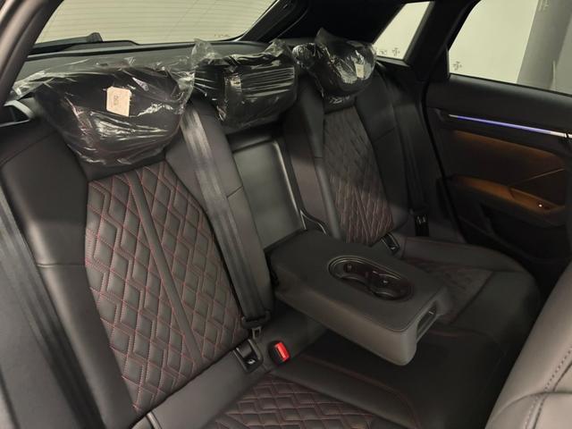 後席にはドリンクホルダー付きのセンターアームレストを装着しておりロングドライブも快適にお過ごしいただけます！