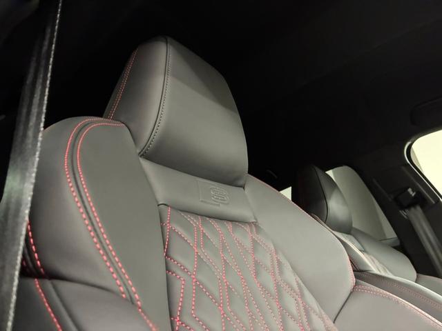 Ｓロゴが刻まれたファインナッパレザーで仕立てたＳスポーツシートはコーナリング時も身体をしっかりとホールド。