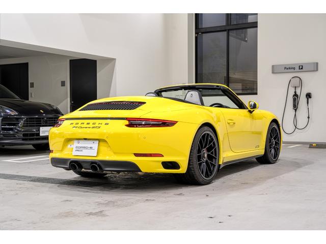 ９１１ ９１１カレラＧＴＳ　カブリオレ　認定中古車　レーンチェンジアシスト　パークアシスト　カラーメーター：レーシングイエロー　カラーシートベルト：レーシングイエロー（5枚目）