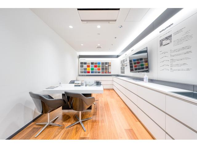 洗練された空間で、Ｐｏｒｓｃｈｅとの出会いをじっくり商談いただけます。心地よいひとときの中で、お客様だけの特別な一台に出会う時間を、ゆったりとお楽しみください。