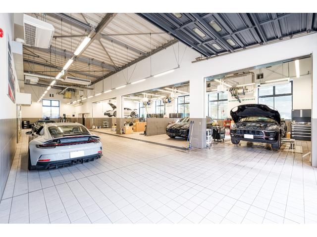 一台一台に情熱を込めて。ポルシェ正規ディーラーは、確かな品質と充実のサポート体制で、お客様のポルシェライフを末永く支えてまいります。