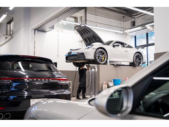 一台一台に情熱を込めて。ポルシェ正規ディーラーは、確かな品質と充実のサポート体制で、お客様のポルシェライフを末永く支えてまいります。