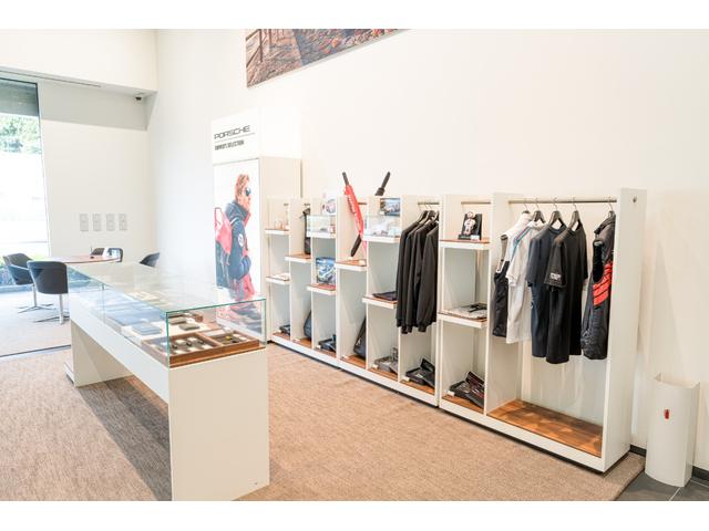 ポルシェ正規ディーラーでは、認定中古車や整備に加え、ポルシェオリジナルグッズも多数ご用意。販売からアフターサービス、ライフスタイルまで、上質なカーライフをサポートします。