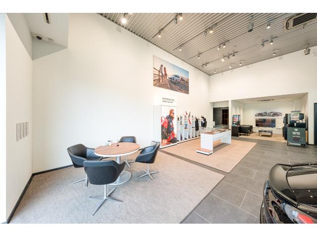 厳選された認定中古車、専任メカニックによる整備、そして日常に彩りを添えるポルシェグッズまで。正規ディーラーならではの品質と世界観をお届けします。